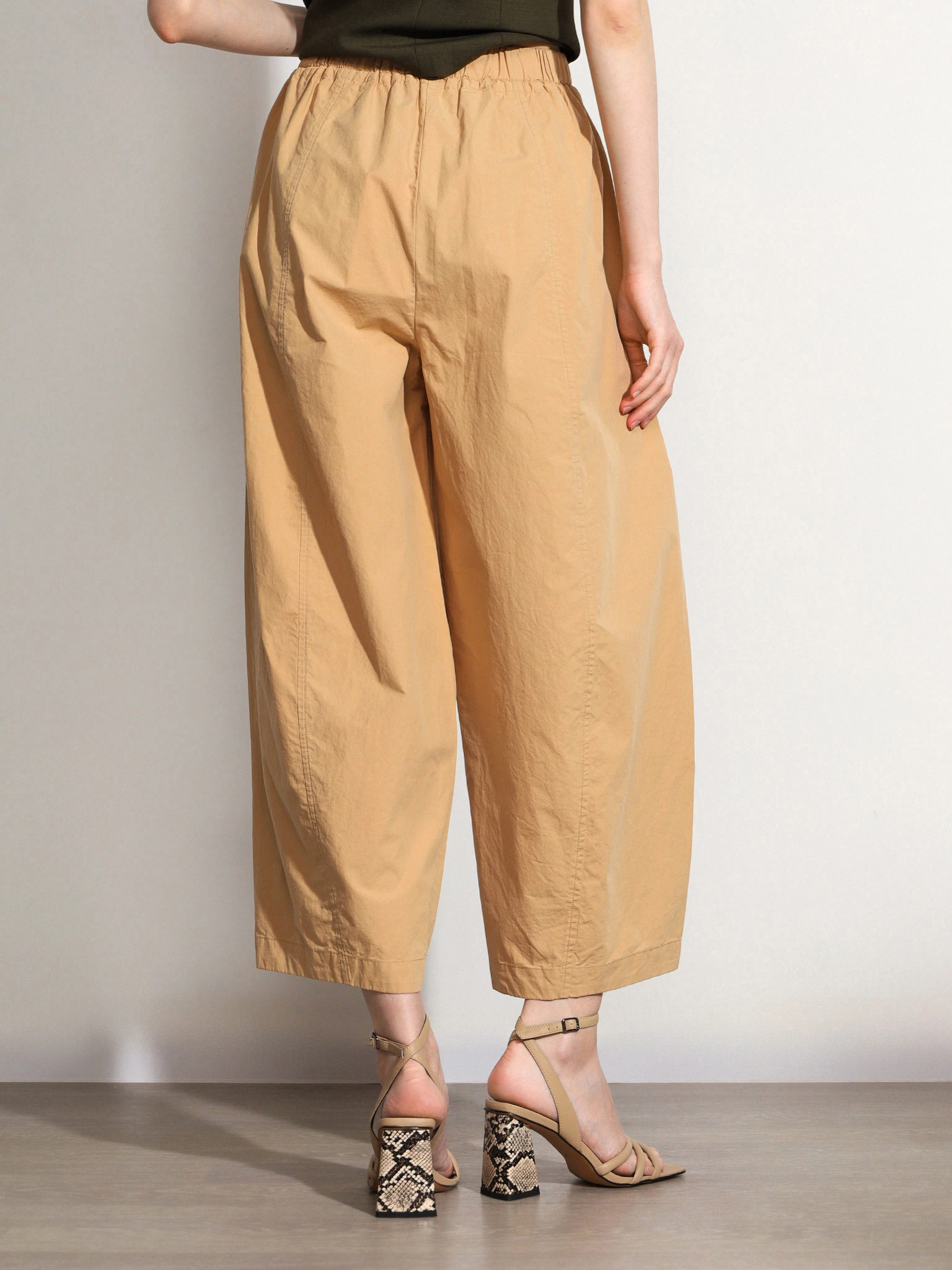 Брюки бежевого цвета из хлопка прямого кроя